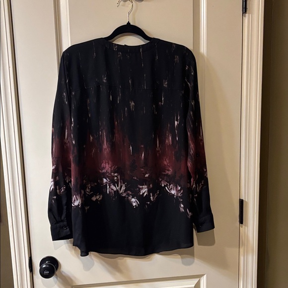 Chic Black and burgundy Women's Blouse Simply Vera. No call outs. Like new. - Picture 7 of 7